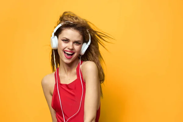 Mujer en auriculares escucha música emociones estilo de vida divertido fondo amarillo —  Fotos de Stock