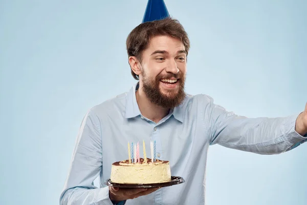 頭に青い背景に帽子をかぶったプレートと誕生日の男のケーキ — ストック写真