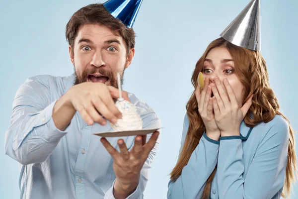 Fiesta hombre y mujer cumpleaños pastel corporativo divertido fondo azul — Foto de Stock