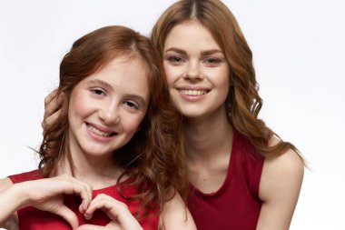 Neşeli aile eğlencesi anne kız duyguları hafif arka plan