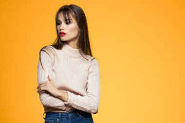 Şirin esmer kırmızı dudaklar şık kıyafetler stüdyo sarı arka plan