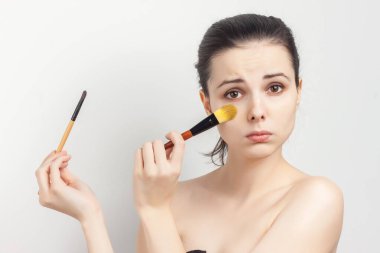 Çekici esmer, çıplak omuzlar, el kremi maskeli fırçalar.