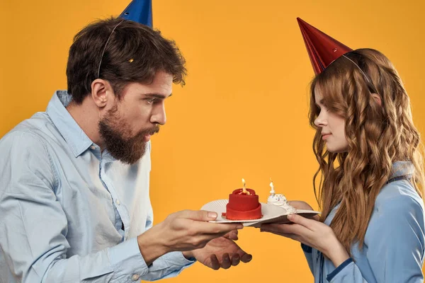 Aniversário festa homem e mulher diversão amarelo fundo cap feriado — Fotografia de Stock