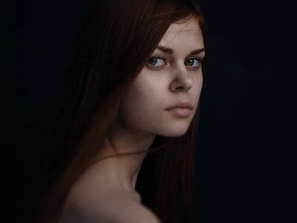 浪漫的红头发女人肖像特写裸体肩膀剪影 — 图库照片