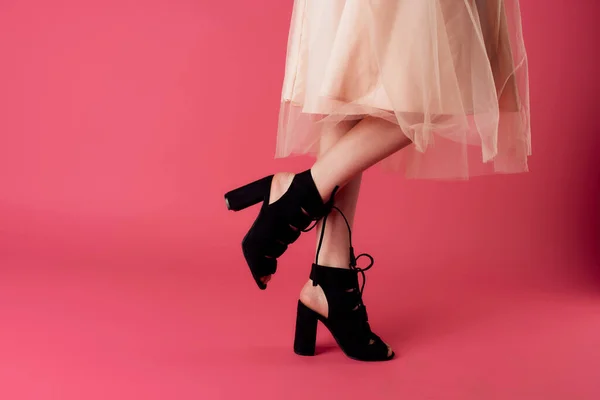 발 모양의 구두, 분홍색 배경 쇼핑의 매력 — 스톡 사진
