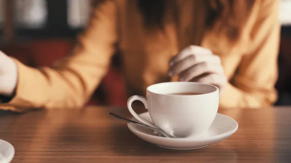 Chá quente em uma xícara na mesa de café da manhã como um estilo de vida — Fotografia de Stock