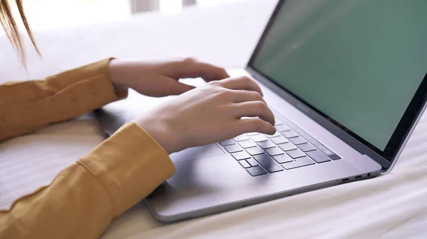Dizüstü bilgisayarla çalışan kadın elleri. — Stok fotoğraf