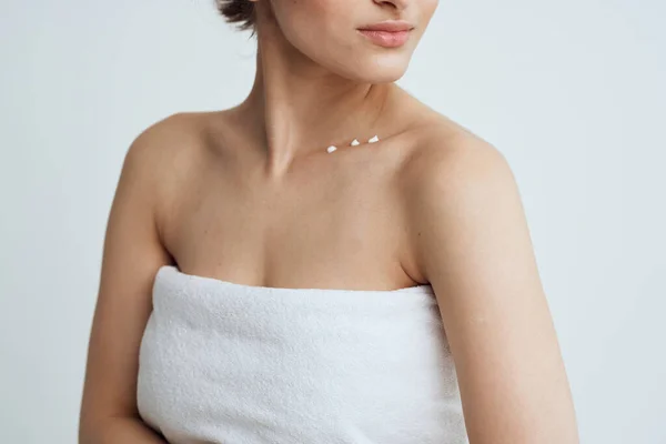 Hübsche Frau nackte Schultern Handtücher saubere Haut Dusche — Stockfoto