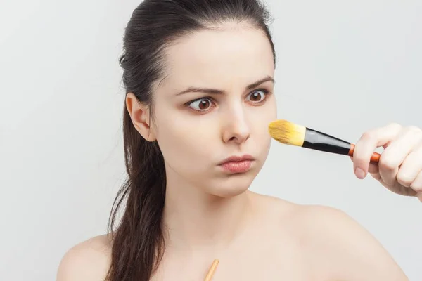 Bonito nu-ombro morena aplicação maquiagem no rosto recortado vista — Fotografia de Stock