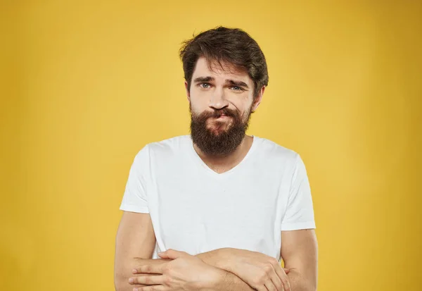 Uomo emotivo con spessa barba modello sorridente sfondo giallo — Foto Stock