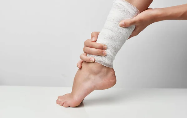 Літня травма жіноча пов'язка ноги проблеми зі здоров'ям біль — стокове фото