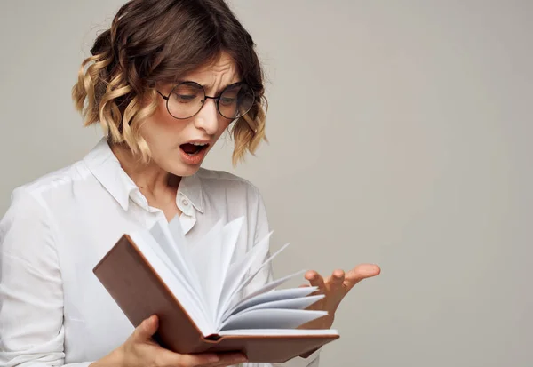 Geste émotionnel femme avec ses mains sur un fond gris lunettes sur son visage pour l'éducation de la coiffure — Photo