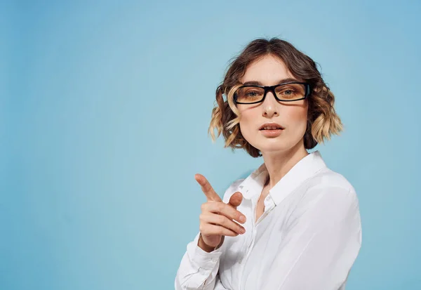 Fashionabel kvinna i glasögon och blå bakgrund vit skjorta Kopiera utrymme — Stockfoto