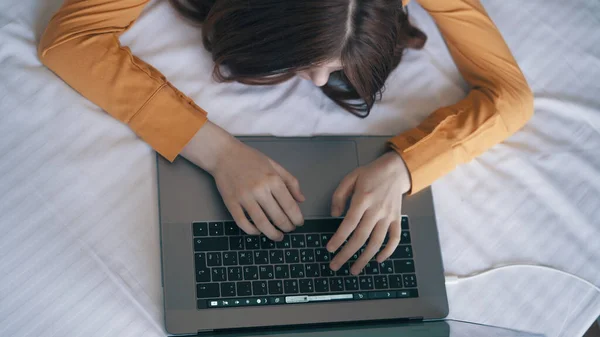 Vrouwelijke handen typen tekst op laptop toetsenbord close-up — Stockfoto