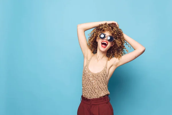 Attraktive Frau lockiges Haar Spaß Studio-Mode attraktiv aussehen braune Hosen — Stockfoto