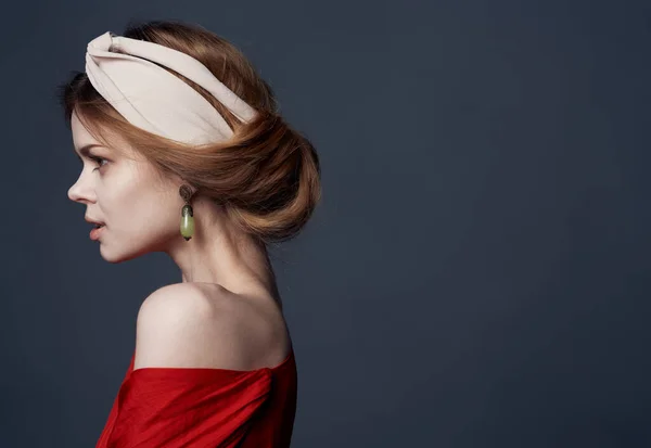 Bela mulher com um turbante na cabeça atraente olhar vestido vermelho close-up — Fotografia de Stock