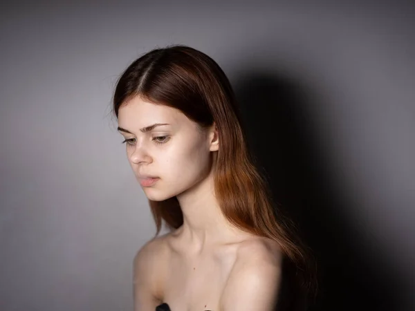 Mulher com ombros nus vista lateral do cabelo ruivo modelo de ombros nus — Fotografia de Stock