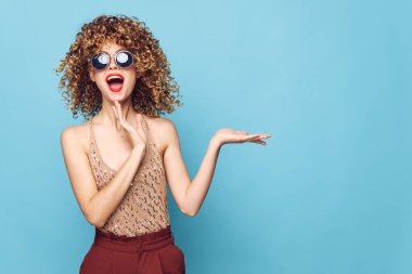 Kadın portresi kırmızı dudaklar kıvırcık saçlar el hareketleriyle Stüdyo fotokopisi uzay parlak makyaj 