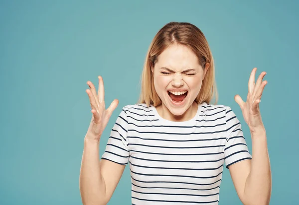 Эмоциональная женщина жестикулирует руками, крича о раздражительности стресса — стоковое фото