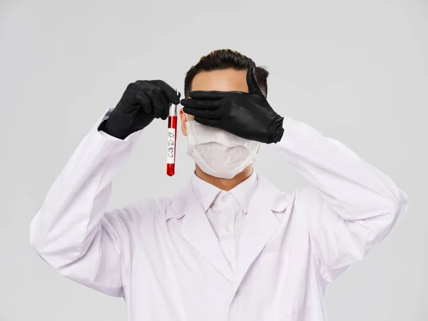 Лабораторний асистент закриває очі аналіз діагностики досліджень сірого фону — стокове фото