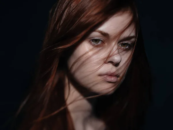Romantikus nő vörös hajjal egy sötét háttér modell közelkép portré — Stock Fotó