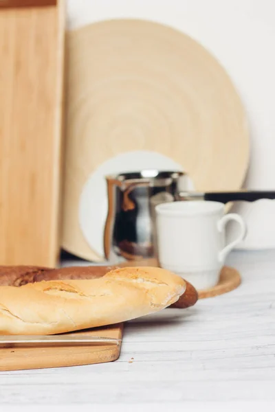 ชนิดที่แตกต่างกันของขนมปังตัดบอร์ดห้องครัวตัด — ภาพถ่ายสต็อก