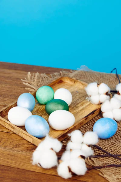 Huevos decoración vacaciones decoraciones fondo azul tradición —  Fotos de Stock