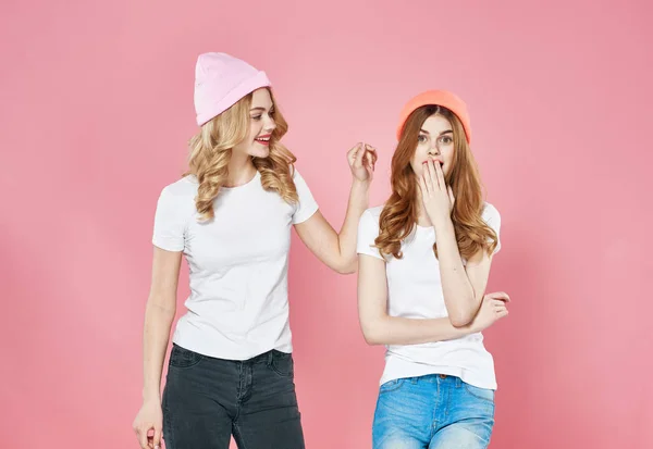 Aranyos divatos barátnők visel életmód kalap Glamor rózsaszín háttér — Stock Fotó
