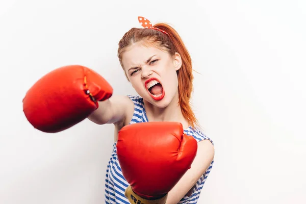Femme agressive dans des gants de lutte rouge sur un fond clair grand ouvert sa bouche vue recadrée — Photo