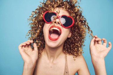 Güzel kadın duyguları Geniş açık dudaklar ruj 