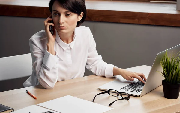 Üzleti nő dolgozó íróasztal laptop internet technológia szakmai — Stock Fotó