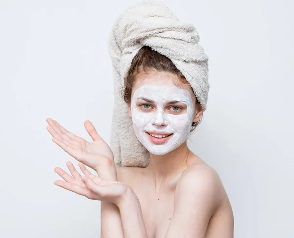 Весела жінка з голими плечима жестикулює руками крем для обличчя маска емоцій — стокове фото