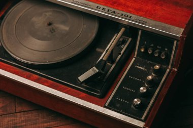 Retro turntable gramofon nostaljisi. Eski teknoloji.