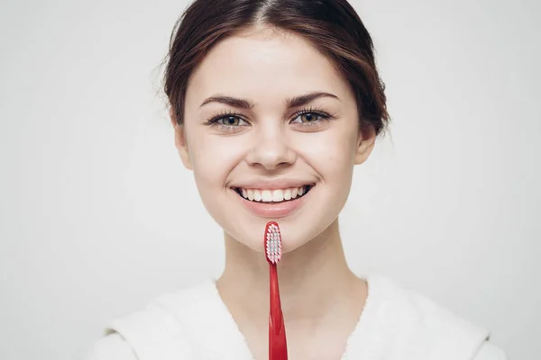 Sabahları beyaz bornozlu ucuz kadın diş fırçası hijyeni. — Stok fotoğraf