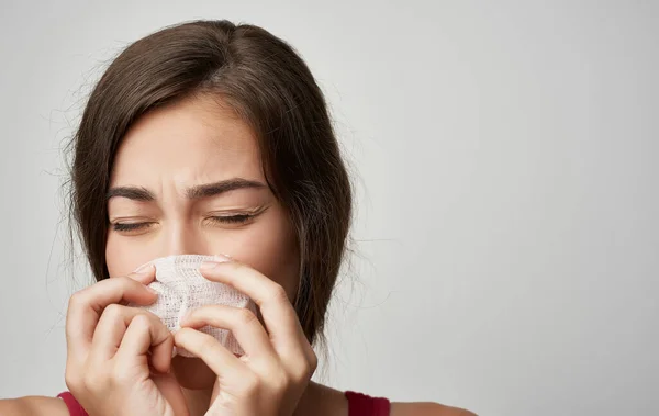 Kranke Frau im roten T-Shirt gesundheitliche Probleme kaltes Taschentuch — Stockfoto