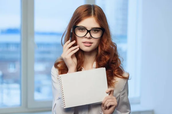 Femme en chemise blanche avec cahier dans les mains du bureau — Photo