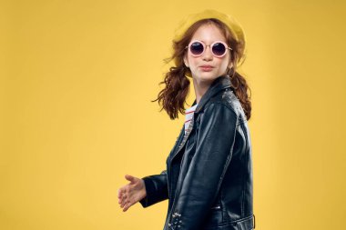 Sarı şapkalı bir kız. Koyu gözlükler, şık kıyafetler. Stüdyo hayatı, çocukluk.