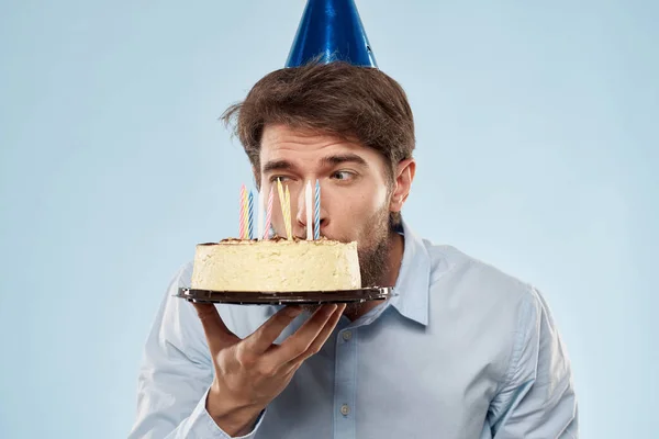 頭に青い背景に帽子をかぶったプレートと誕生日の男のケーキ — ストック写真