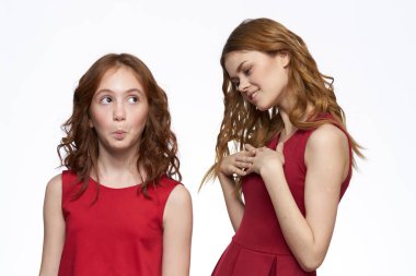 Anne ve kızı kırmızı elbise Aile dostluğuna sarıl