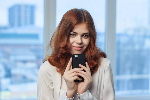 Женщина с телефоном в руках в офисной техники профессиональный — стоковое фото