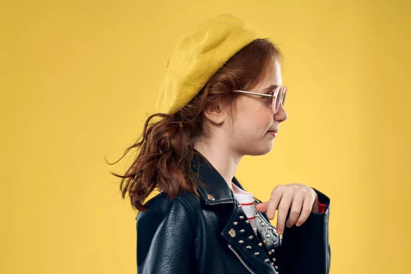 Meisje met een gele hoed donkere bril modieuze kleding studio levensstijl kindertijd — Stockfoto
