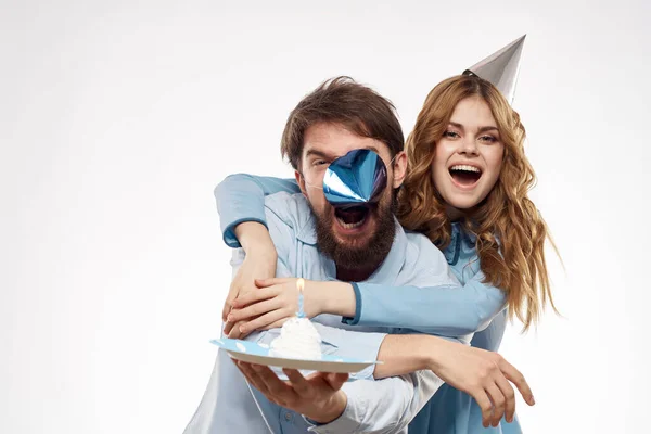 Party férfi és nő születésnapi torta vállalati szórakozás fehér háttér — Stock Fotó