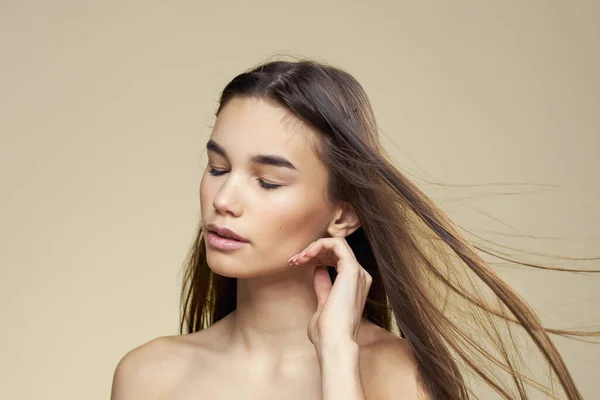 Bella donna nudo spalle cosmetici pelle pulita capelli cura sfondo beige — Foto Stock