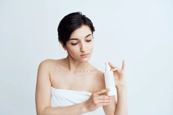 Vacker kvinna bär hudvård kosmetika dermatologi — Stockfoto
