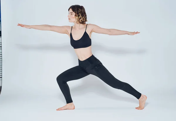 Övningar smal kvinna yoga asana ljus bakgrund meditation modell — Stockfoto