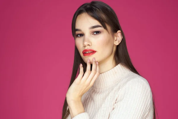 Mulher com lábios vermelhos maquiagem brilhante blusa branca cabelo longo fundo rosa — Fotografia de Stock