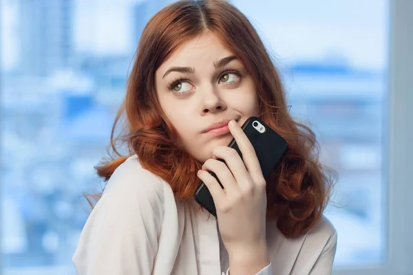 Mujer de negocios hablando por teléfono en la oficina a profesionales — Foto de Stock