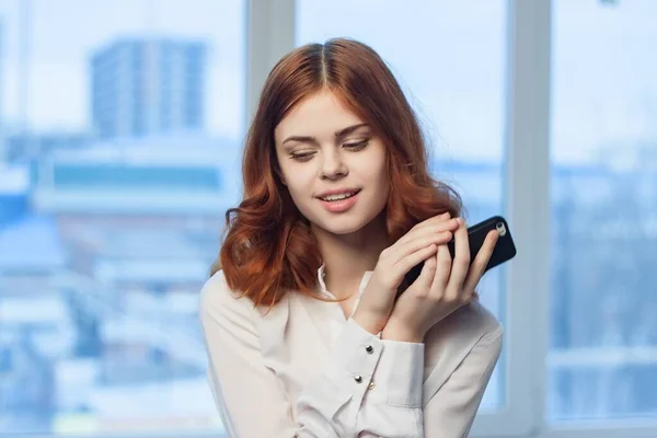 Geschäftsfrau telefoniert im Büro-Technik-Profi — Stockfoto