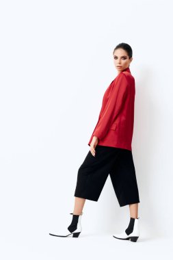 Kırmızı ceketli kadın. Parlak makyajlı.