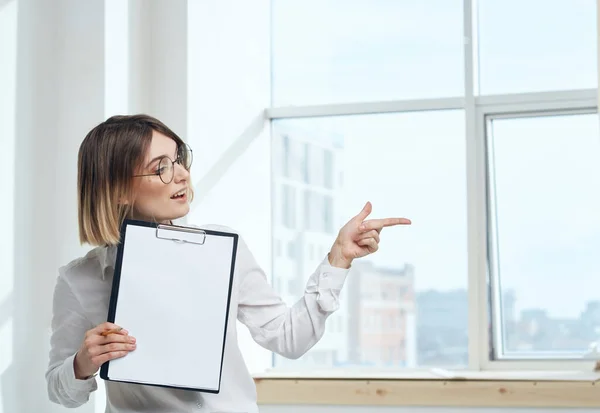 Rum kvinna affärs dokument interiör fönster modell — Stockfoto